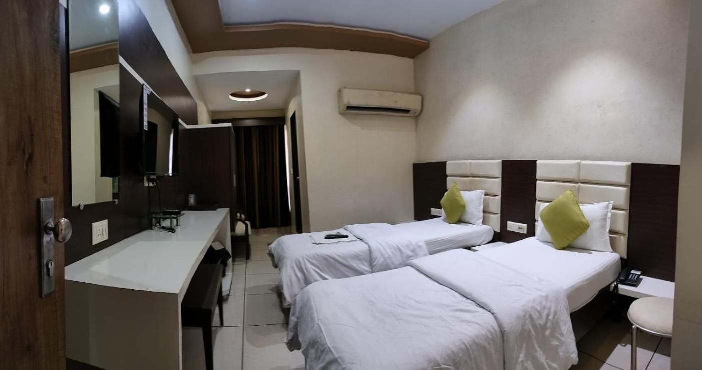 סוראט Hotel Zenith מראה חיצוני תמונה