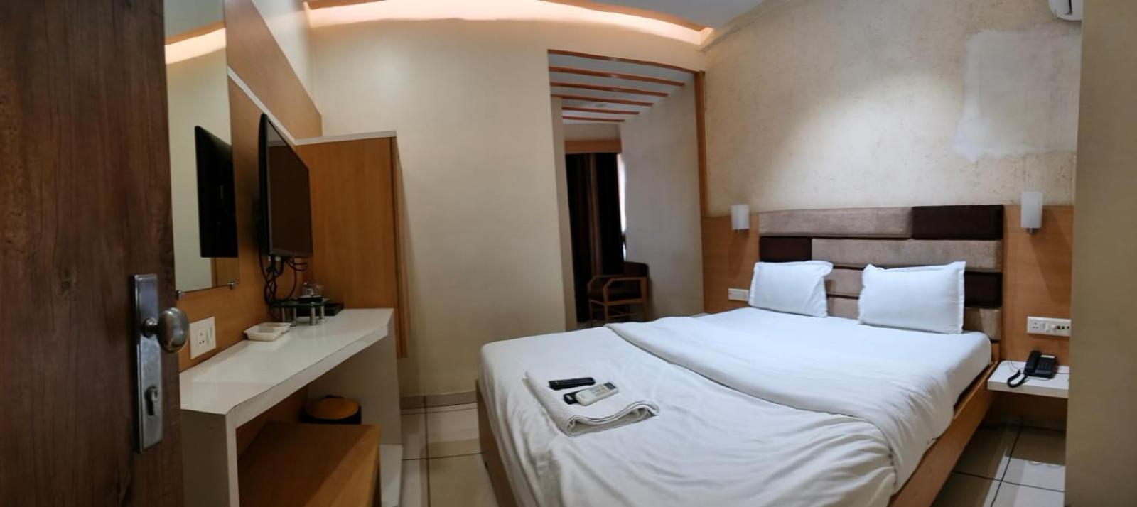 סוראט Hotel Zenith מראה חיצוני תמונה