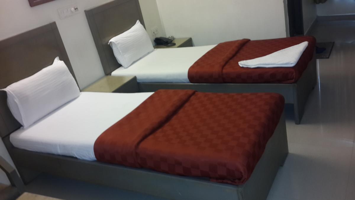 סוראט Hotel Zenith מראה חיצוני תמונה