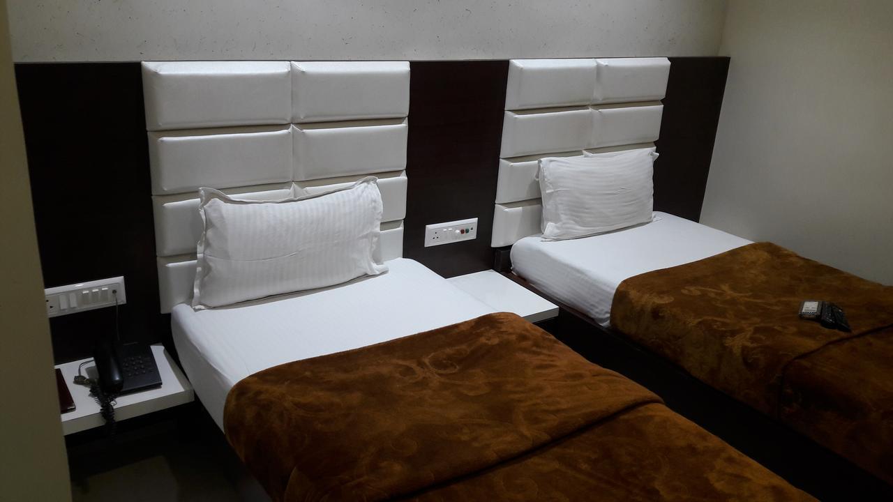 סוראט Hotel Zenith מראה חיצוני תמונה